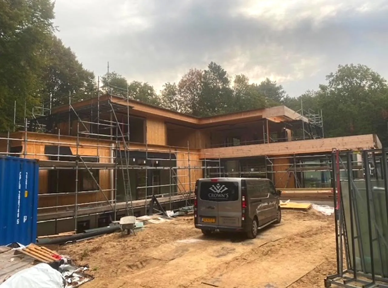 Crown's Stukadoorsbedrijf bedrijfswagen onderweg naar een klus
