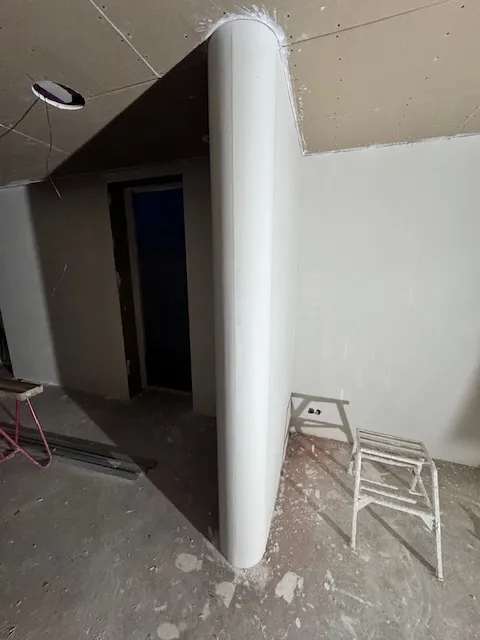 Strak afgewerkte ronde stucwerk-muur